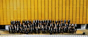 Die Berliner Philharmoniker vor der charakteristischen Fassade ihres Stammhauses. 