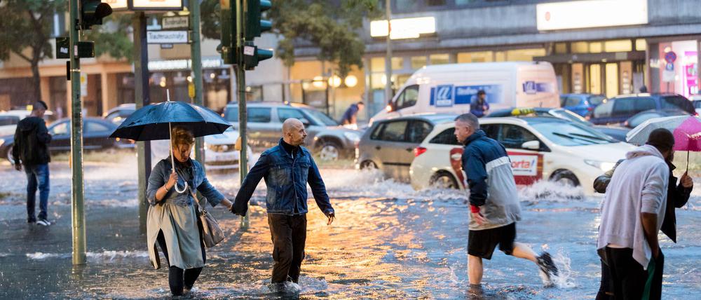 Bei extremem Regen im Juni 2017 standen Straßen in der Berliner City unter Wasser. 