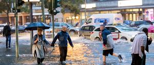 Bei extremem Regen im Juni 2017 standen Straßen in der Berliner City unter Wasser.