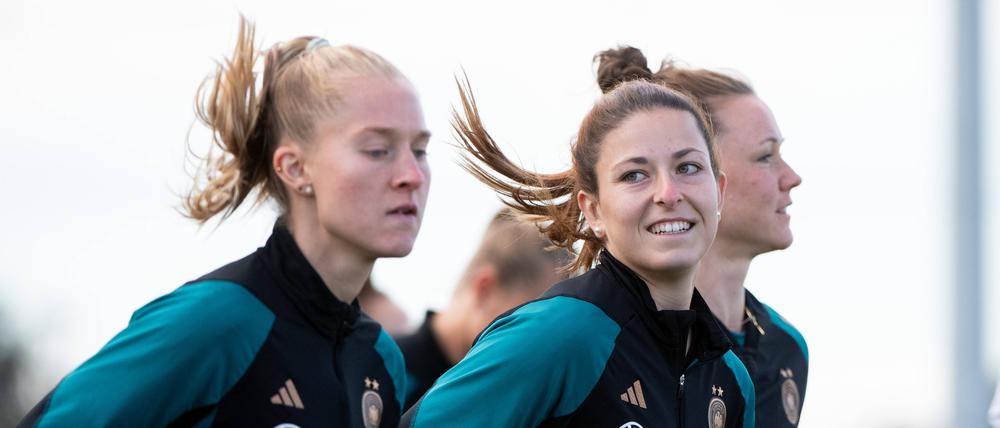 Chantal Hagel, Janina Minge und Marina Hegering beim Training der DFB-Frauen am 21.07.2023