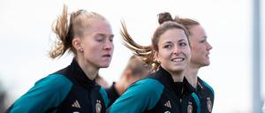 Chantal Hagel, Janina Minge und Marina Hegering beim Training der DFB-Frauen am 21.07.2023