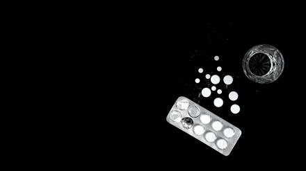 Injektionen sind in Deutschland für den assistierten Suizid nicht zugelassen. Um die tödliche Dosis an Tabletten zu schlucken, ist manchmal ein Antibrechmittel notwendig.