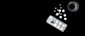 Injektionen sind in Deutschland für den assistierten Suizid nicht zugelassen. Um die tödliche Dosis an Tabletten zu schlucken, ist manchmal ein Antibrechmittel notwendig.