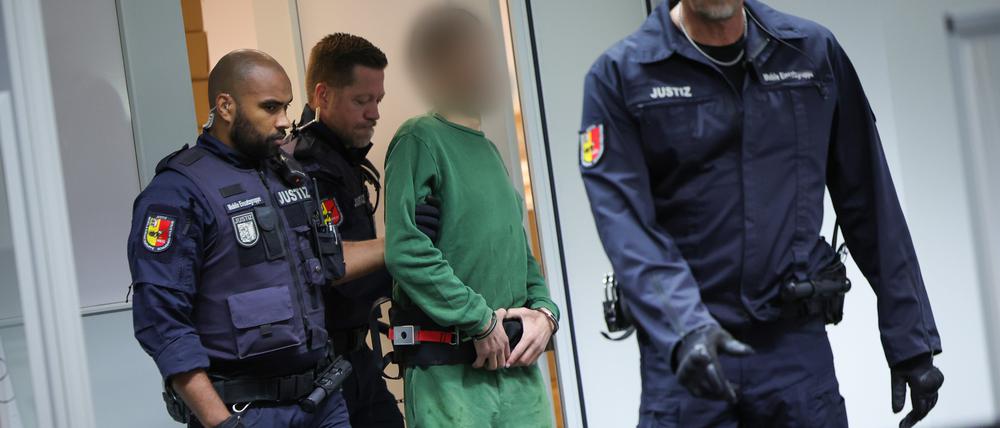 Der Angeklagte Ibrahim A. wird in Handschellen in den Gerichtssaal Itzehoe in Schleswig-Holstein gebracht.