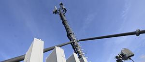 Ein 5G-Mobilfunkmast von Vodafone steht auf einem Hochhaus in Düsseldorf. 