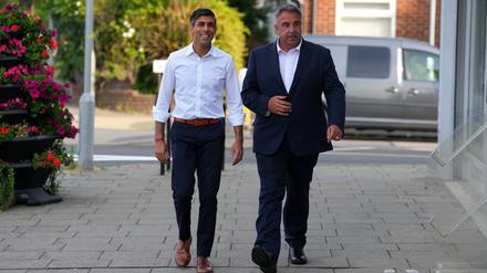 Premierminister Rishi Sunak (l.) mit dem neu ins britische Unterhaus gewählten Steve Tuckwell.
