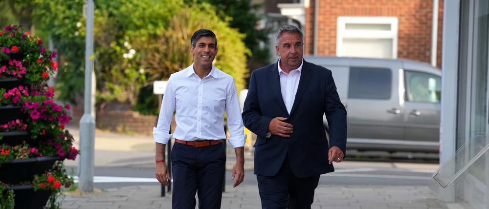 Premierminister Rishi Sunak (l.) mit dem neu ins britische Unterhaus gewählten Steve Tuckwell.