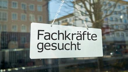 Nicht nur die Privatwirtschaft, auch die öffentliche Verwaltung sucht dringend neue Mitarbeitende. 