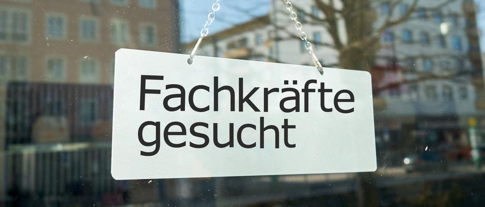 Nicht nur die Privatwirtschaft, auch die öffentliche Verwaltung sucht dringend neue Mitarbeitende.