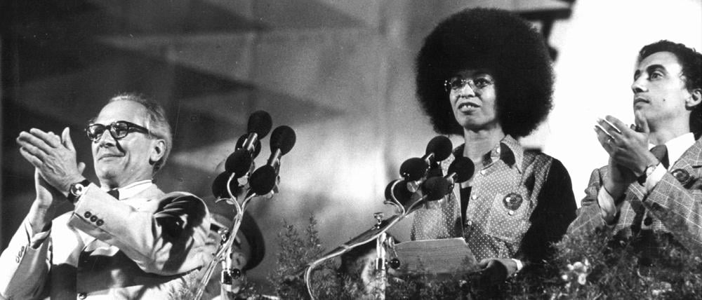 Erscheinungsformen von West und Ost. Der SED-Vorsitzende Erich Honecker, die US-Bürgerrechtlerin Angela Davis und der damalige Präsident des Weltbundes der Demokratischen Jugend, Roberto Viezzi, bei den Weltfestspielen der Jugend 1973 in Ost-Berlin.