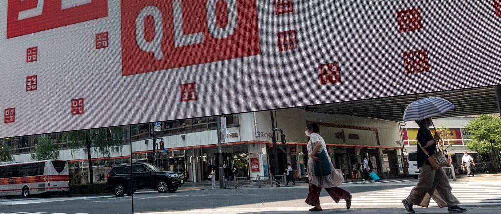 Passanten vor einer Uniqlo-Filiale in Tokio: Sogar die Südkoreaner verdienen inzwischen mehr als die Japaner.