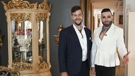 Der Modedesigner Harald Glööckler (r) und sein neuer Partner Marc-Eric Lehmann zeigen sich gemeinsam in der Wohnung des Designers. Modeschöpfer Harald Glööckler (58) hat sich erstmals öffentlich mit seinem Freund, dem CDU-Politiker Marc-Eric Lehmann, gezeigt. Zusammen waren die beiden am Samstagabend bei der Modenschau von Jasmin Erbas in Berlin. +++ dpa-Bildfunk +++