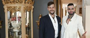 Der Modedesigner Harald Glööckler (r) und sein neuer Partner Marc-Eric Lehmann zeigen sich gemeinsam in der Wohnung des Designers. Modeschöpfer Harald Glööckler (58) hat sich erstmals öffentlich mit seinem Freund, dem CDU-Politiker Marc-Eric Lehmann, gezeigt. Zusammen waren die beiden am Samstagabend bei der Modenschau von Jasmin Erbas in Berlin. +++ dpa-Bildfunk +++