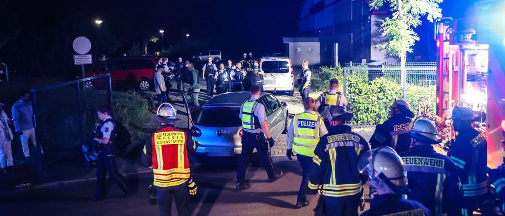 Einsatzkräfte der Feuerwehr und Polizei sind nach einer Hochzeitsfeier in im Einsatz: Bei einem Streit in Hagen sind mehrere Menschen verletzt worden. 