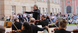 Landtag lädt wieder in den Innenhof ein: "KUNST zur ZEIT" Donnerstags im Juli und August. Zum vierten Mal lädt der Landtag Brandenburg in diesem Sommer zu seiner Veranstaltungsreihe KUNST zur ZEIT im Innenhof ein. Die Aufführungen unter freiem Himmel beginnen jeweils donnerstags um 18:00 Uhr. Ein vielfältiges Programm mit Musik, Kultur und Literatur aus Brandenburg erwartet die Gäste – bei freiem Eintritt. Auftakt ist am 20. Juli mit klassischer Musik, den Schlussakkord am 24. August bilden sorbische Klänge. Foto: Brandenburger Symphoniker, dirigiert von Andreas Spering, Solistin: Sibylle Mahni (Horn).