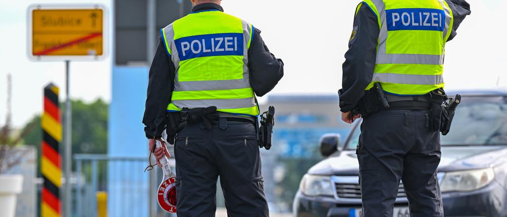 Beamte der Bundespolizei stehen bei der Einreise nach Deutschland am deutsch-polnischen Grenzübergang Stadtbrücke.