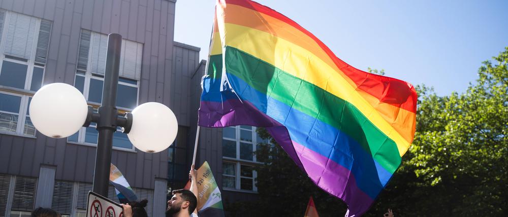 Bei einer Demonstration in München solidarisieren sich Teilnehmende mit queeren Menschen. (Archivfoto)