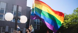 Bei einer Demonstration in München solidarisieren sich Teilnehmende mit queeren Menschen. (Archivfoto)