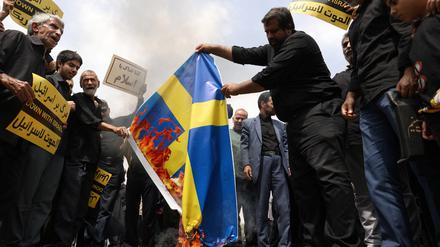 Wut in Teheran: Nach der Koranschändigung in Stockholm zündeten Demonstrierende im Iran schwedische Flaggen an. 