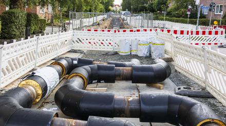 Teile einer Fernwärmeleitung auf einer Baustelle in Kiel.