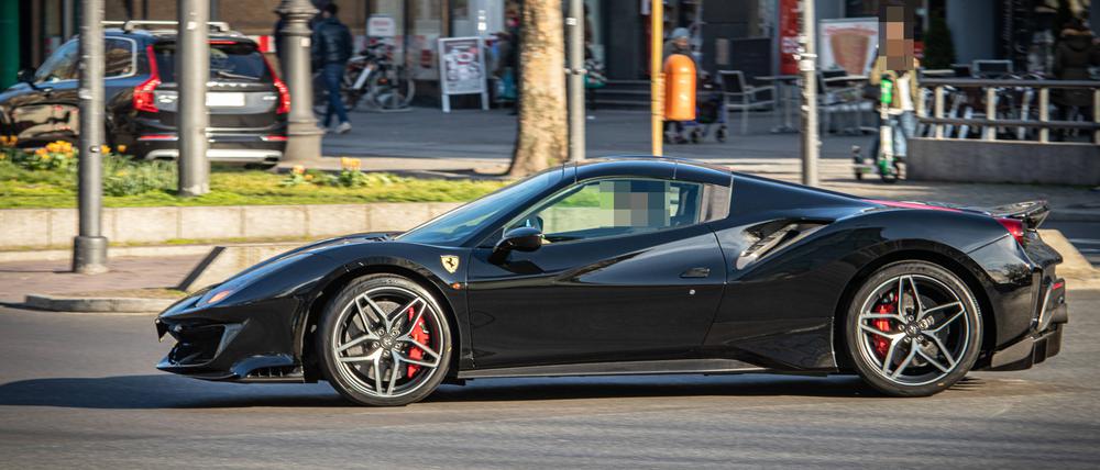 Ein schwarzer Ferrari auf dem Kurfürstendamm.
