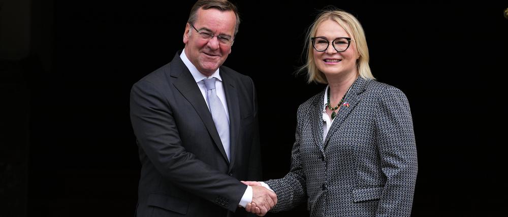 Jana Cernochova, Verteidigungsministerin von Tschechien, begrüßt Boris Pistorius, Verteidigungsminister von Deutschland.