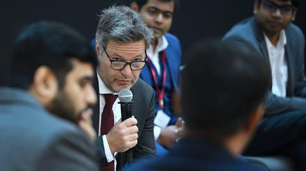 Indien, Mumbai: Robert Habeck (Bündnis 90/Die Grünen), Vizekanzler und Bundesminister für Wirtschaft und Klimaschutz, nimmt an der Veranstaltung „Inviting Innovation“ auf dem BASF Innovation Campus teil. 