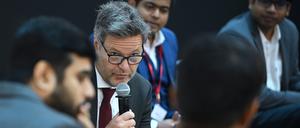 Indien, Mumbai: Robert Habeck (Bündnis 90/Die Grünen), Vizekanzler und Bundesminister für Wirtschaft und Klimaschutz, nimmt an der Veranstaltung „Inviting Innovation“ auf dem BASF Innovation Campus teil. 