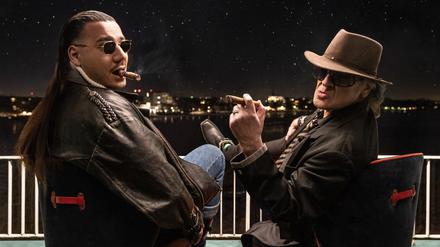 Apache 207 (l), Deutsch-Rapper, und Udo Lindenberg, Panikrocker, sitzen nebeneinander.