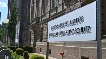 Auf einem Schild steht der Schriftzug „Bundesministerium für Wirtschaft und Klimaschutz“. 