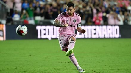Lionel Messi trifft sehenswert.