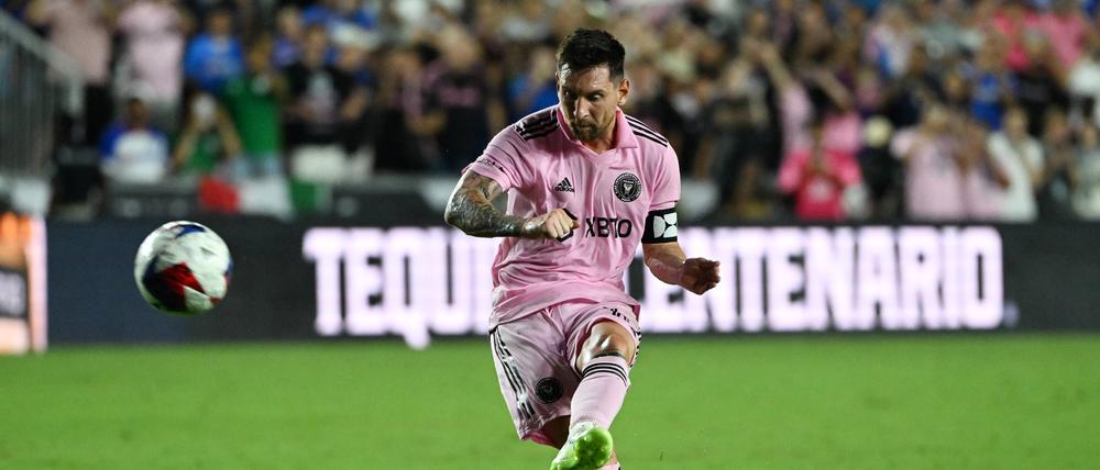 Lionel Messi trifft sehenswert.