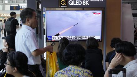 Ein Fernsehbildschirm zeigt ein Archivbild des nordkoreanischen Raketenstarts während einer Nachrichtensendung im Bahnhof von Seoul, Südkorea.