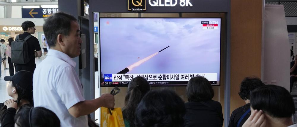 22.07.2023, Südkorea, Seoul: Ein Fernsehbildschirm zeigt ein Archivbild des nordkoreanischen Raketenstarts während einer Nachrichtensendung im Bahnhof von Seoul, Südkorea. Nach Angaben des südkoreanischen Militärs hat Nordkorea am Samstag mehrere Marschflugkörper auf sein westliches Meer abgefeuert. Dies war der zweite Start in dieser Woche, offenbar aus Protest gegen das Andocken eines atomar bewaffneten US-U-Boots in Südkorea. Foto: Ahn Young-joon/AP/dpa +++ dpa-Bildfunk +++