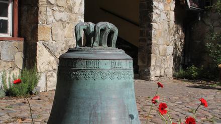 Die Kirchenglocke aus Berlin-Heinersdorf konnte wegen zweier Einschusslöcher nicht mehr läuten und stand als Antikriegsdenkmal im Kirchhof.