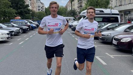 Henri Roth (l.) und Alexander von der Wense beim Training für den halben Ironman.