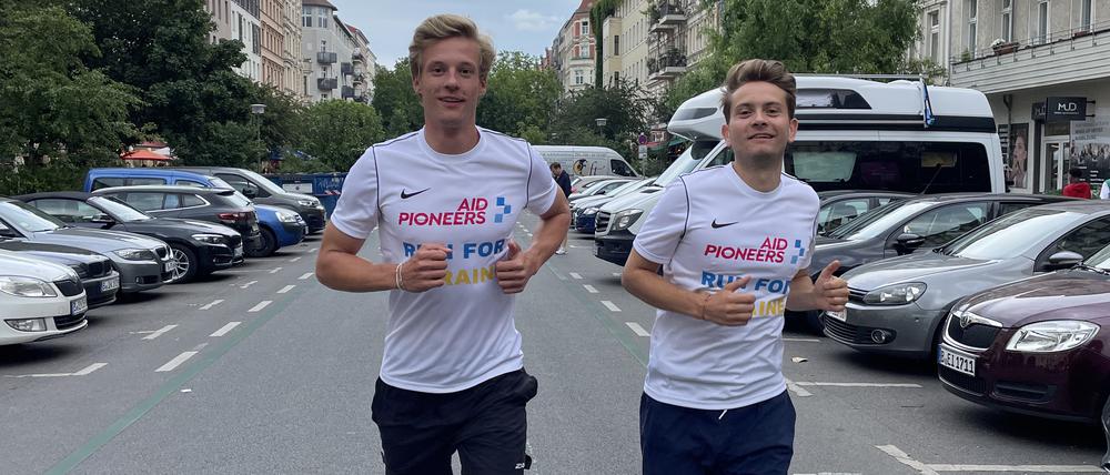 Henri Roth (l.) und Alexander von der Wense beim Training für den halben Ironman.