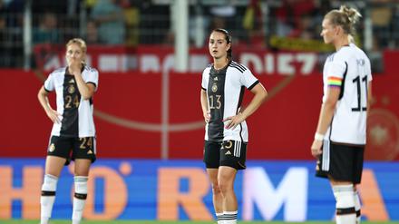 Probleme hinten und vorne. Sjoeke Nüsken, Sara Däbritz und Alexandra Popp (v. l.).