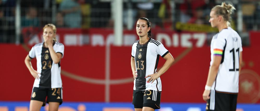 Probleme hinten und vorne. Sjoeke Nüsken, Sara Däbritz und Alexandra Popp (v. l.).
