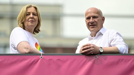Berlins Regierender Bürgermeister Kai Wegner (CDU) mit Bundestagspräsidentin Bärbel Bas (SPD) bei der Eröffnung des CSD.