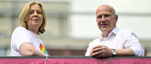 Berlins Regierender Bürgermeister Kai Wegner (CDU) mit Bundestagspräsidentin Bärbel Bas (SPD) bei der Eröffnung des CSD.