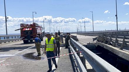 Der beschädigte Teil Krim-Brücke, die das russische Festland mit der Halbinsel Krim verbindet. 