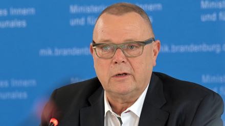 Brandenburgs Innenminister Michael Stübgen (CDU) spricht auf einer Pressekonferenz. 