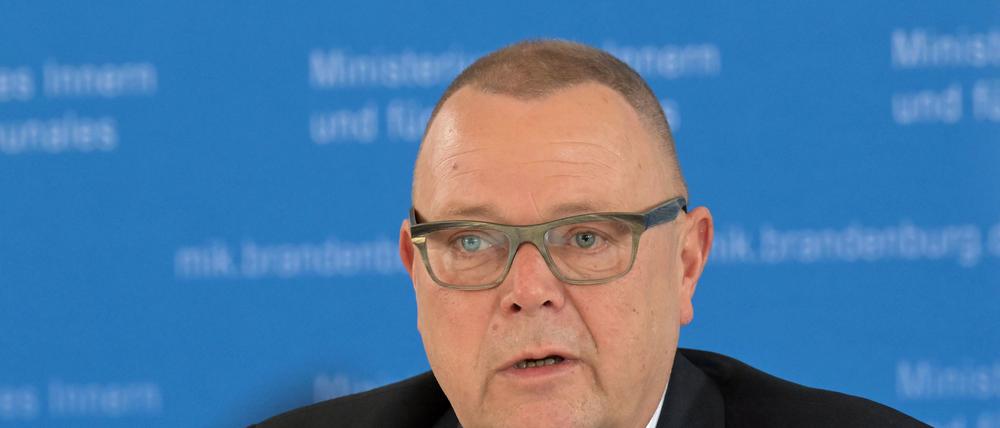 Brandenburgs Innenminister Michael Stübgen (CDU) hat den Großeinsatz der Polizei bei der Suche nach einer mutmaßlichen Löwin in Kleinmachnow südlich von Berlin verteidigt.