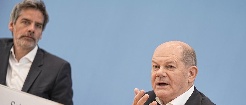 Bundeskanzler Olaf Scholz (SPD, r) spricht neben Steffen Hebestreit, Sprecher der Bundesregierung, auf der Sommer-Pressekonferenz im Haus der Bundespressekonferenz. 