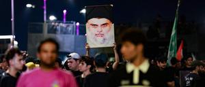 Nach einer erneuten Buchverbrennung protestieren im Irak wieder Hunderte Menschen. 