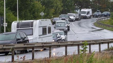 Fahrzeuge stehen auf dem Weg zur Insel Usedom im Stau. 