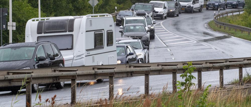 Fahrzeuge stehen auf dem Weg zur Insel Usedom im Stau.