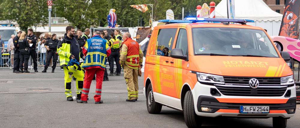 Einsatzkräfte stehen auf dem Schützenplatz in Hannover.