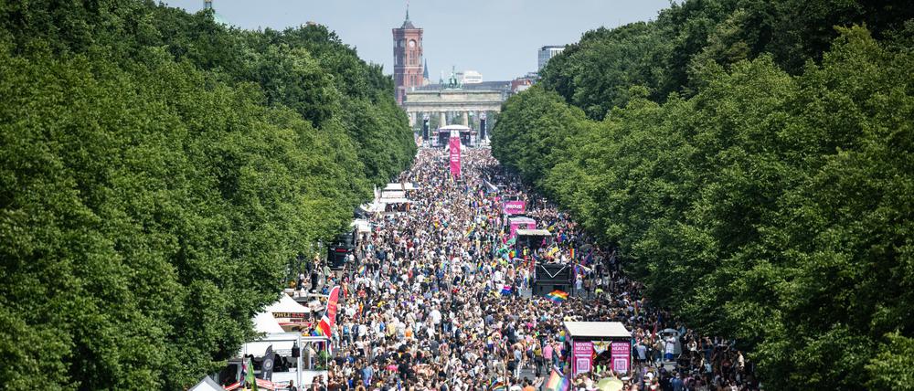 Zahlreiche Menschen haben sich bei der 45. Berlin Pride-Parade zum Christopher Street Day (CSD) auf der Straße des 17. Juni vor dem Brandenburger Tor versammelt. 